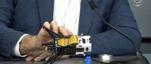 Intuitive-Machines-CEO Steve Altemus mit einem Modell der Landeeinheit Odysseus, leider liegend.