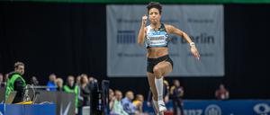 Malaika Mihambo springt beim Istaf Indoor in Berlin zum Sieg.