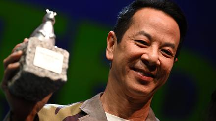 Ray Yeung mit dem Teddy für seinen Spielfilm „All Shall Be Well“, der von einer lesbischen Rentnerin und ihrer Familie erzählt. 