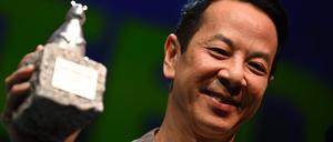 Ray Yeung mit dem Teddy für seinen Spielfilm „All Shall Be Well“, der von einer lesbischen Rentnerin und ihrer Familie erzählt. 
