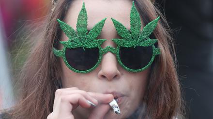 Am Morgen ein Joint – der Tag ist Dein Freund? Manche Leute glauben das wirklich. 