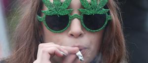 Am Morgen ein Joint – der Tag ist Dein Freund? Manche Leute glauben das wirklich. 