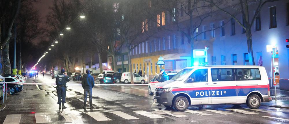 Polizisten ermitteln an einem der Tatorte in Wien.