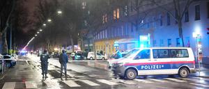 Polizisten ermitteln an einem der Tatorte in Wien.