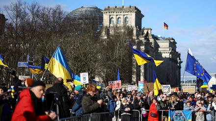 Zum zweiten Jahrestag des russischen Angriffs auf die Ukraine haben die Berliner Senatorinnen Cansel Kiziltepe und Franziska Giffey (beide SPD) Geflüchteten ihre Untersützung zugesichert.