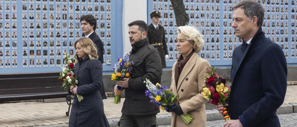 Auf diesem Foto, das vom Pressebüro des ukrainischen Präsidenten zur Verfügung gestellt wurde nehmen Alexander De Croo (r-l), Ministerpräsident von Belgien, Ursula von der Leyen, Präsidentin der EU-Kommission, Wolodymyr Selenskyj, Präsident der Ukraine, Giorgia Meloni, Ministerpräsidentin von Italien und Justin Trudeau, Premierminister von Kanada, während einer Zeremonie am zweiten Jahrestag der russischen Invasion an einer Blumenniederlegung an der Gedenkmauer zur Ehrung der getöteten ukrainischen Soldaten teil.