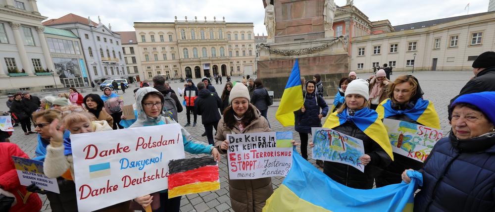 Am Jahrestag ruft der ukrainische Verein aus Potsdam, Push-UA, zu einer Solidaritätskundgebung um 12 Uhr auf dem Alten Markt auf. Am zweiten Jahrestag der vollständigen Invasion Russlands in die Ukraine werden wir daran erinnern, dass der Krieg weitergeht, heißt es in dem Aufruf. Wir werden uns bei Deutschland bedanken für die Unterstützung der ukrainischen Flüchtlinge und die Hilfe für die Ukraine. Etwa 100 Menschen beteiligten sich an der Kundgebung.