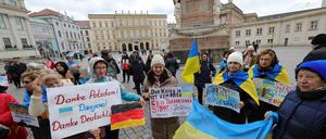 Am Jahrestag ruft der ukrainische Verein aus Potsdam, Push-UA, zu einer Solidaritätskundgebung um 12 Uhr auf dem Alten Markt auf. Am zweiten Jahrestag der vollständigen Invasion Russlands in die Ukraine werden wir daran erinnern, dass der Krieg weitergeht, heißt es in dem Aufruf. Wir werden uns bei Deutschland bedanken für die Unterstützung der ukrainischen Flüchtlinge und die Hilfe für die Ukraine. Etwa 100 Menschen beteiligten sich an der Kundgebung.
