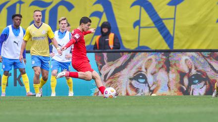 Ibrahim Maza zieht ab und trifft in Braunschweig zum Ausgleich für Hertha. 