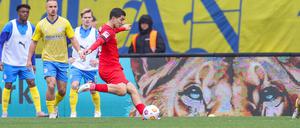 Ibrahim Maza zieht ab und trifft in Braunschweig zum Ausgleich für Hertha. 