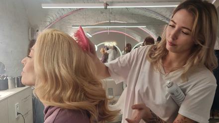 Andrea lässt sich Haare und Make-up machen. Die Notallmedizinerin arbeitet in Frontnähe in der Ukraine. Zurück in Kyjiw, will sie sich etwas Gutes tun.