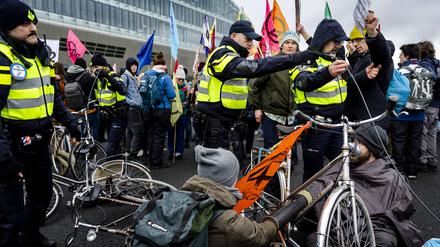 Protestierende von Extinction Rebellion bei der Blockade der Autobahn.