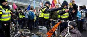 Protestierende von Extinction Rebellion bei der Blockade der Autobahn.