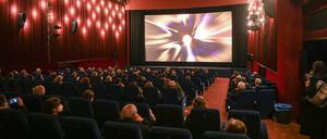Kinobesucher sitzen zur Premiere des Films „Komm mit mir in das Cinema - Die Gregors“ mit Masken und Abstand im Kinosaal vom Delphi-Filmpalast. 