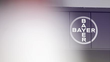 Das Logo der Bayer AG zu sehen an einem Dach der Bayer AG in Monheim.