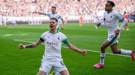 Hatten großen Anteil am Sieg von Mönchengladbach: die Torschützen Nathan Ngoumou (r.) und Julian Weigl.