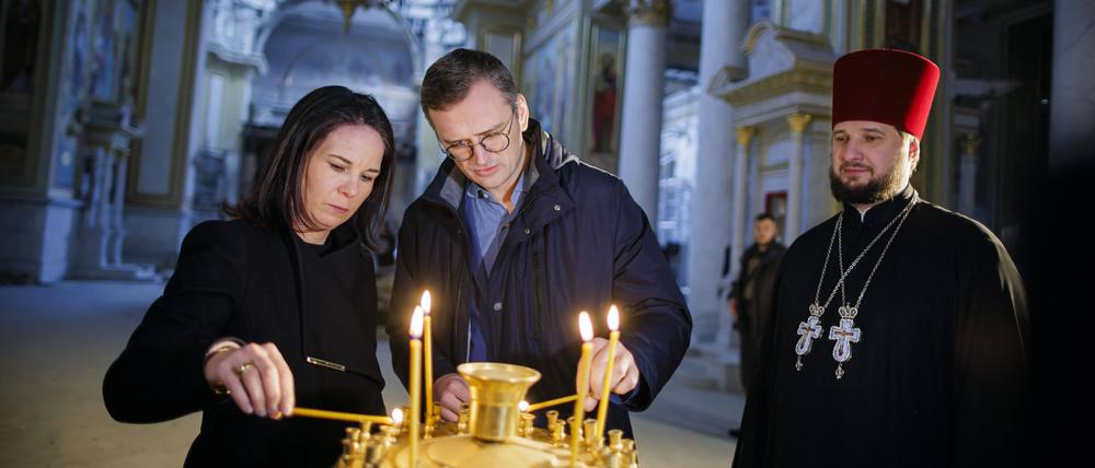Annalena Baerbock und Dmytro Kuleba in der ukrainisch-orthodoxen Verklärungskathedrale am Soborna Platz in Odessa. 