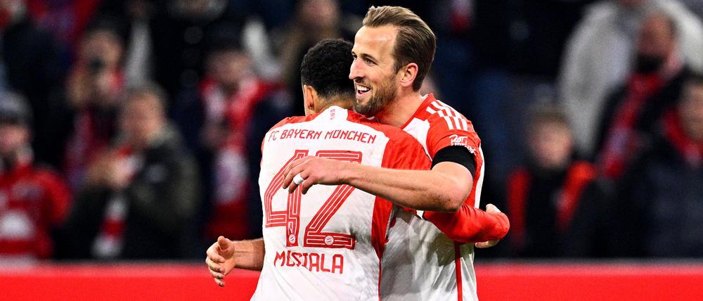 Harry Kane (r.) wird von Jamal Musiala nach dem 1:0 geherzt.
