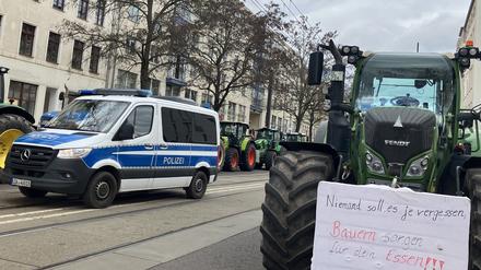 Traktoren blockieren eine Straße. Der Protest fand am Rande einer Veranstaltung mit Grünen-Parteichefin Lang statt. 