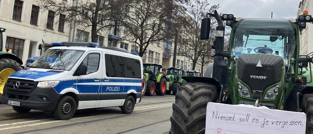 Traktoren blockieren eine Straße. Der Protest fand am Rande einer Veranstaltung mit Grünen-Parteichefin Lang statt.
