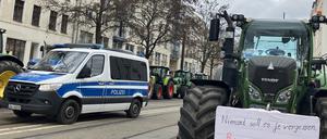 Traktoren blockieren eine Straße. Der Protest fand am Rande einer Veranstaltung mit Grünen-Parteichefin Lang statt. 