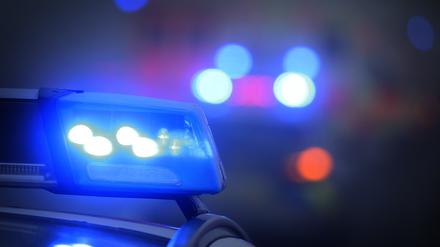 Ein Polizeiauto mit eingeschaltetem Blaulicht.