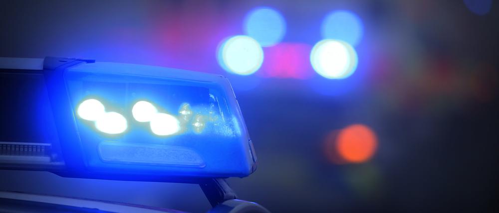 ARCHIV - 10.11.2019, Bayern, Marktbreit: Ein Polizeiauto mit eingeschaltetem Blaulicht steht an einer Unfallstelle. (zu dpa: «Fußgänger beim Queren einer Straße angefahren und schwer verletzt») Foto: Karl-Josef Hildenbrand/dpa +++ dpa-Bildfunk +++