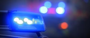 Ein Polizeiauto mit eingeschaltetem Blaulicht.