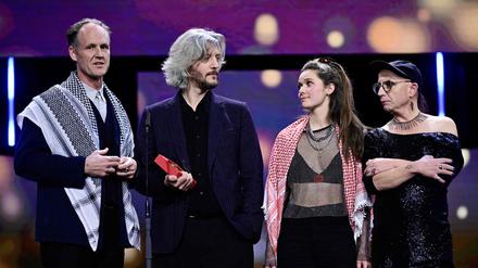 Filmemacher Ben Russel mit Team im Palästinatuch auf der Bühne