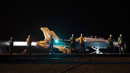 Auf diesem von der US Navy heraus gegebenem Bild startet ein F/A-18E Super Hornet-Kampfflugzeug der US-Marine vom Flugdeck des Nimitz-Klasse Flugzeugträgers USS Dwight D. Eisenhower zu einem nächtlichen Einsatz gegen die vom Iran unterstützten Houthi-Milizen zur Unterstützung der Operation Prosperity Guardian (OPG) im Roten Meer.