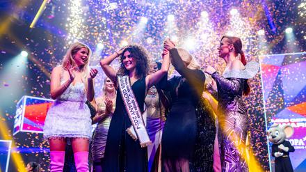 24.02.2024, Baden-Württemberg, Rust: Apameh Schönauer (3.v.l.) feiert gemeinsam mit ihren Mitbewerberinnen ihren Titelgewinn als Miss Germany 2024. Das Finale zur Wahl der Miss Germany findet zum 22. Mal im Europa-Park Rust statt. Foto: Philipp von Ditfurth/dpa +++ dpa-Bildfunk +++