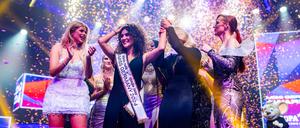 24.02.2024, Baden-Württemberg, Rust: Apameh Schönauer (3.v.l.) feiert gemeinsam mit ihren Mitbewerberinnen ihren Titelgewinn als Miss Germany 2024. Das Finale zur Wahl der Miss Germany findet zum 22. Mal im Europa-Park Rust statt. Foto: Philipp von Ditfurth/dpa +++ dpa-Bildfunk +++