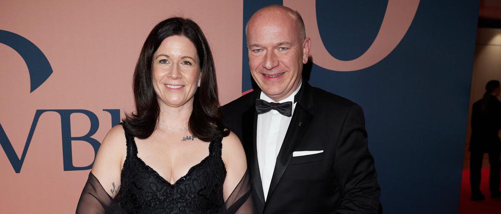 Kai Wegner (CDU), Regierender Bürgermeister von Berlin, und Katharina Günther-Wünsch (CDU), Senatorin für Bildung, Jugend und Familie, beim Ball der Wirtschaft im Hotel Intercontinental.