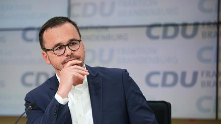 ARCHIV - 07.11.2023, Brandenburg, Potsdam: Jan Redmann, Brandenburger CDU-Fraktionsvorsitzender, spricht während einer Pressekonferenz im Brandenburger Landtag. (zu dpa: «Brandenburgs CDU schlägt Voigt für CDU-Präsidium vor») Foto: Soeren Stache/dpa +++ dpa-Bildfunk +++