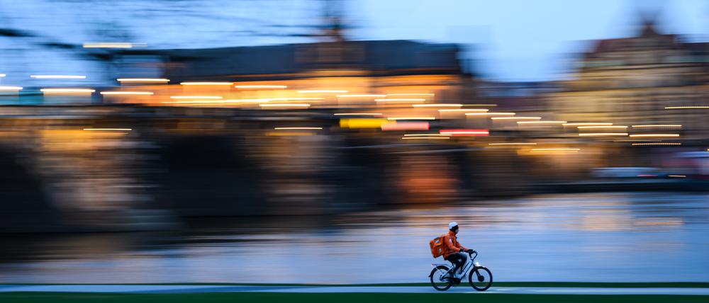 Knapp sechs Millionen Beschäftigte, darunter viele Fahrradkuriere, beziehen den gesetzlichen Mindestlohn.