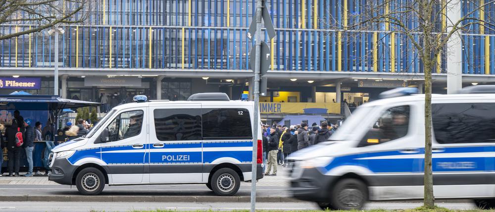 Mit Gläsern, Bierbechern und Mülltonnen wurde nach dem Spiel zwischen Hertha und Braunschweig auf Einsatzkräfte geworfen.