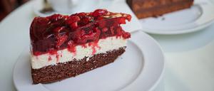 Zwei Stück Torte und zwei Cappuccini stehen auf dem Tisch.