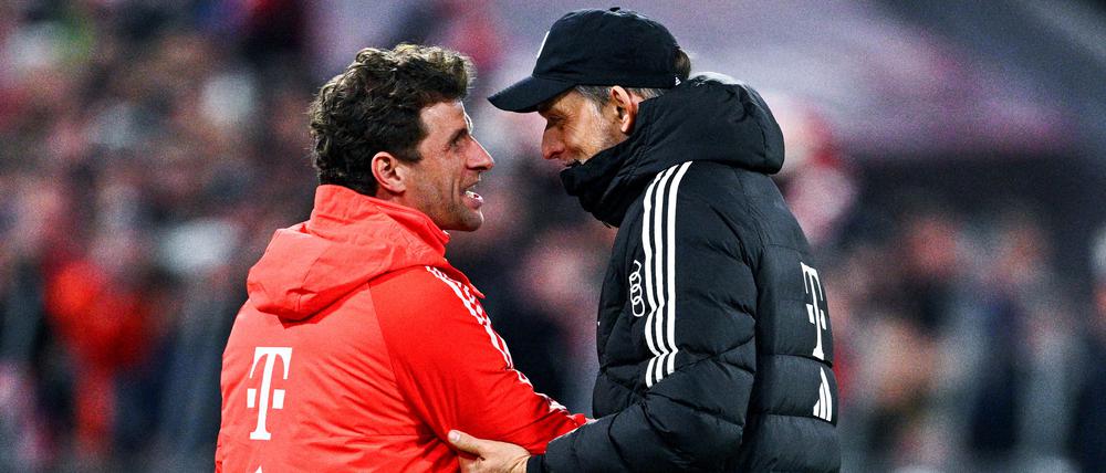 Thomas Tuchel (r.) konnte sich mit Thomas Müller gegen Leipzig mal wieder über einen Sieg freuen.