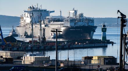 Am vergangenen Wochenende machte die Energos Power, ein schwimmendes LNG-Terminal, im Hafen von Mukran fest.