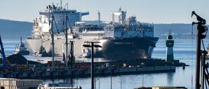 Am vergangenen Wochenende machte die Energos Power, ein schwimmendes LNG-Terminal, im Hafen von Mukran fest.