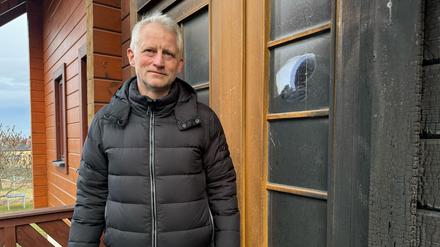 Michael Müller vor seinem Holzhaus in Waltershausen. Ein Nachbar hat mit dem Feuerlöscher Schlimmstes verhindert.