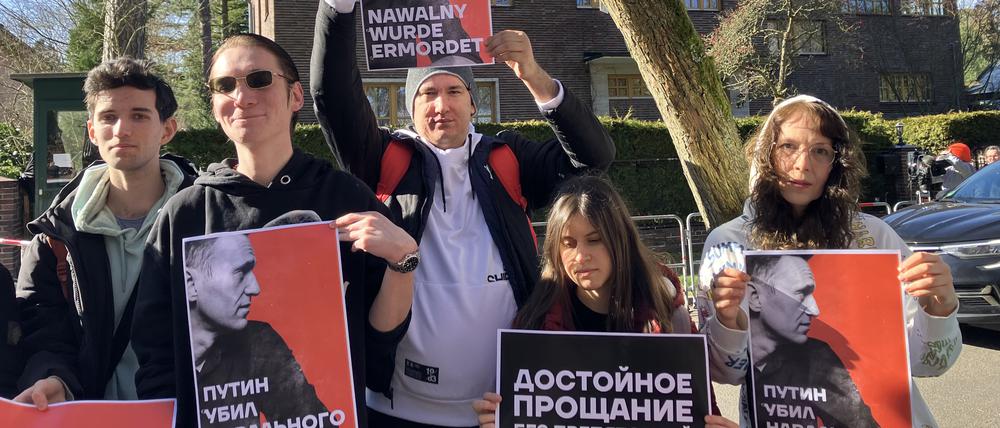 Aktivisten von „FreeNavalny“ in Deutschland demonstrierten am Sonntag vor der Residenz des russischen Botschafters.