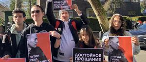 Aktivisten von „FreeNavalny“ in Deutschland demonstrierten am Sonntag vor der Residenz des russischen Botschafters.