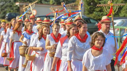 08.09.2018, Brandenburg, Neuzelle: Schnitterfrauen mit ihren Partnern kommen in Tracht zum 15. Brandenburger Dorf- und Erntefest. Das Amt Neuzelle feierte am selben Tag in seinem größten Ortsteil Neuzelle das 15. Brandenburger Dorf- und Erntefest. Damit kehrte das Landesfest zu seinen Wurzeln zurück. Am 2. Oktober 2004 fand in Neuzelle das 1. Brandenburger Dorf- und Erntefest als Zusammenlegung des Brandenburger Dorffestes und des Brandenburger Landeserntefestes statt. Foto: Patrick Pleul/dpa-Zentralbild/ZB - Honorarfrei nur für Bezieher des Dienstes ZB-Funkregio Ost +++ ZB-FUNKREGIO OST +++