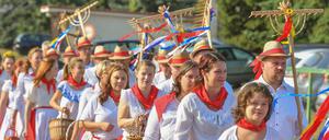 08.09.2018, Brandenburg, Neuzelle: Schnitterfrauen mit ihren Partnern kommen in Tracht zum 15. Brandenburger Dorf- und Erntefest. Das Amt Neuzelle feierte am selben Tag in seinem größten Ortsteil Neuzelle das 15. Brandenburger Dorf- und Erntefest. Damit kehrte das Landesfest zu seinen Wurzeln zurück. Am 2. Oktober 2004 fand in Neuzelle das 1. Brandenburger Dorf- und Erntefest als Zusammenlegung des Brandenburger Dorffestes und des Brandenburger Landeserntefestes statt. Foto: Patrick Pleul/dpa-Zentralbild/ZB - Honorarfrei nur für Bezieher des Dienstes ZB-Funkregio Ost +++ ZB-FUNKREGIO OST +++