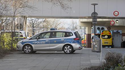 Ein Polizeiauto steht an der Zufahrt zur Rettungsstelle am Urban-Krankenhaus. Beamte der Berliner Polizei haben am Samstagabend die Notaufnahme des Urban-Krankenhauses in Kreuzberg bewacht. Dem sei ein Streit zwischen Menschengruppen im Gräfekiez mit drei Verletzten vorausgegangen, teilte ein Polizeisprecher am Sonntag mit. Foto: Paul Zinken/dpa