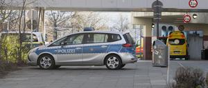 Ein Polizeiauto steht an der Zufahrt zur Rettungsstelle am Urban-Krankenhaus in Berlin-Kreuzberg.