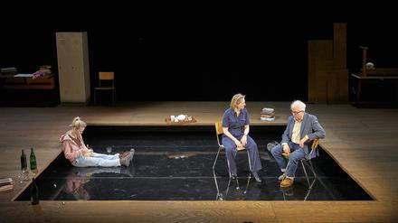 Und nun, was tun? Szene aus Marius von Mayenburgs „Ellen Babić“ am Berliner Ensemble mit . Lili Epply, Bettina Hoppe und Tilo Nest (v.l.).
