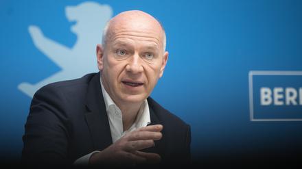 ARCHIV - 28.11.2023, Berlin: Kai Wegner (CDU), Regierender Bürgermeister von Berlin, spricht nach einer Sitzung des Berliner Senats im Roten Rathaus.  (zu dpa: «Wegner holt bei Verwaltungsreform auch Oppositionsfraktionen ins Boot») Foto: Sebastian Gollnow/dpa +++ dpa-Bildfunk +++