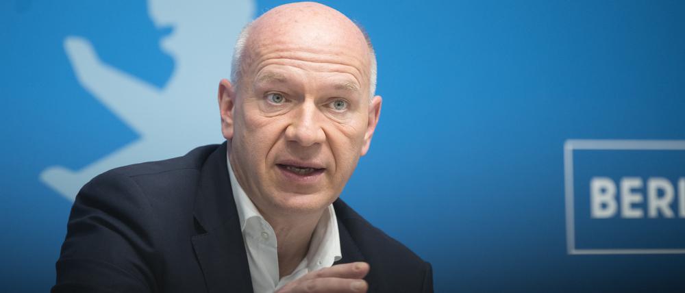 ARCHIV - 28.11.2023, Berlin: Kai Wegner (CDU), Regierender Bürgermeister von Berlin, spricht nach einer Sitzung des Berliner Senats im Roten Rathaus. (zu dpa: «Wegner holt bei Verwaltungsreform auch Oppositionsfraktionen ins Boot») Foto: Sebastian Gollnow/dpa +++ dpa-Bildfunk +++